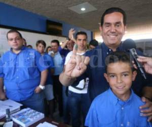 Antonio Rivera en compañía de su hijo llegó a votar al centro educativo asignado (Foto: Alex Perez/ El Heraldo Honduras/ Noticias de Honduras)