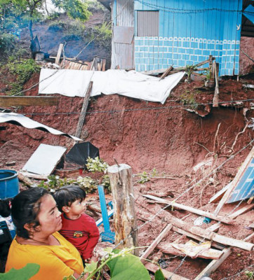 Primeros 123 afectados habitan en improvisados albergues