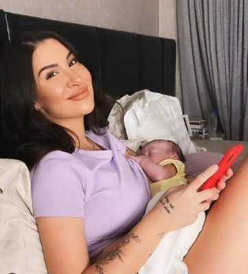 'Influencers' aseguran que no le asignarán género a su bebé para que lo elija al crecer