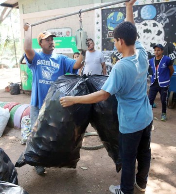 Ingresos por venta de material reciclado son invertidos en pinturas y maceteras