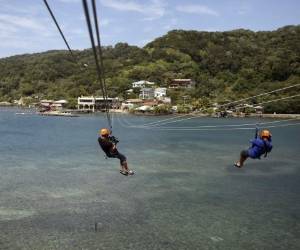 El canopy sobre el mar en Roatán es uno de los atractivos que prefieren los turistas, tanto nacionales como extranjeros.