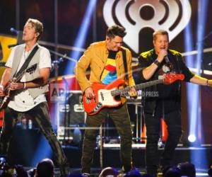 En esta foto del 6 de mayo del 2017, los integrantes de Rascal Flatts Joe Don Rooney, Jay DeMarcus y Gary LeVox, de izquierda a derecha, tocan en el Festival iHeartCountry en el Frank Erwin Center en Austin, Texas.