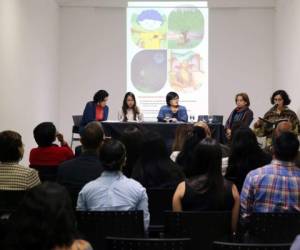 En la mesa: Ligia Aguilar, del proyecto EducAcción; Azul Anariba, hija de Julio César Anariba (autor de dos de las obras); Isolda Arita, directora de Editorial Guaymuras, y María Eugenia Ramos, autora de uno de los libros. Foto: Jimmy Argueta / El Heraldo