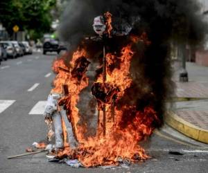 La 'quema de Judas', una de las mayores tradiciones de la Semana Santa en Venezuela. Foto AFP
