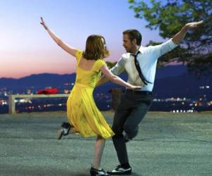 Esta imagen publicada por Lionsgate muestra a Ryan Gosling y Emma Stone en una escena de 'La La Land'. Entre las películas que se espera tomar en un número de asentimientos son el nostálgico musical de Los Ángeles 'La La Land', de Damien Chazelle (Foto: AP/ El Heraldo Honduras/ Noticias de Honduras)