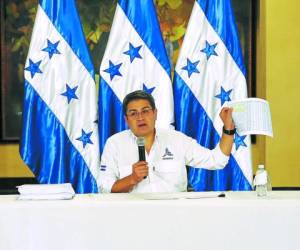 El presidente Hernández mostró el listado de los usuarios que fueron afectados con altos cobros.