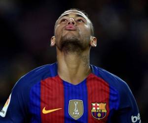 (ARCHIVOS) En esta foto de archivo tomada el 19 de noviembre de 2016, el delantero brasileño de Barcelona Neymar hace gestos durante el partido de fútbol de la liga española FC Barcelona vs Málaga CF en el estadio Camp Nou de Barcelona, ​​el 19 de noviembre de 2016. Después de un verano de negociaciones En un posible regreso de Neymar a Barcelona, ​​la estrella brasileña del Paris SG y su antiguo club tienen una reunión el 27 de septiembre de 2019. Pero esta vez, ante un tribunal. / AFP / GEN DE LLUIS