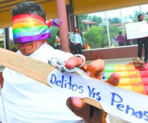 Miembros de la comunidad LGTBI en Honduras brindaron este lunes una conferencia de prensa.
