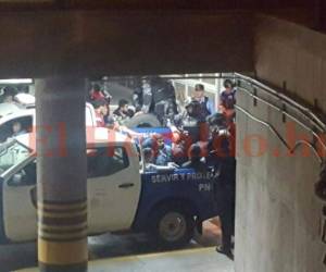 Los jóvenes fueron llevados hasta la jefatura metropolitana en patrullas de la Policía Nacional de Honduras.