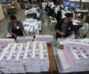 Revisión de papeletas electorales. Fotos: Mario Urrutia/EL HERALDO