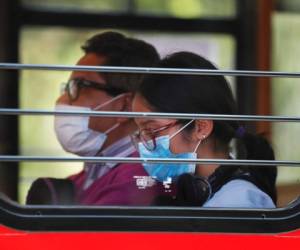 Los pasajeros en un autobús turístico usan máscaras médicas en la Ciudad de México, el sábado 29 de febrero de 2020. El Departamento de Salud de México dijo el viernes por la noche que se había confirmado un nuevo caso en la Ciudad de México, y se sumaron a los dos primeros casos confirmados anunciados ese mismo día. (Foto AP / Marco Ugarte)