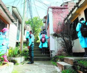 Las brigadas integrales están desarrollando las atenciones casa por casa en las colonias más afectadas de la ciudad. Foto: EL HERALDO