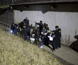 Más de 40 menores internos, integrantes de la pandilla Barrio 18, golpearon a cuatro monitores (funcionarios de seguridad) y retuvieron a algunos de ellos en el Centro Juvenil de Privación de Libertad para Varones, conocido como Etapa II, dijo el portavoz de la PNC, Pablo Castillo, a periodistas