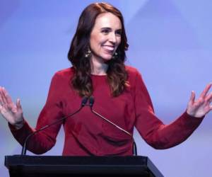 La primera ministra neocelandesa Jacinda Ardern pronuncia su discurso de la victoria en un evento en Auckland, Nueva Zelanda, sábado 17 de octubre de 2020. Su partido se encaminaba a una victoria absoluta que le permitirá gobernar sin alianzas. Foto: AP