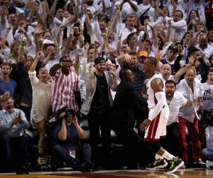 Wade salvó al Heat al final del tiempo reglamentario al lograr un enceste con una volcada y enviar el juego a tiempo extra tras empatar el partido, foto: Agencia AFP.