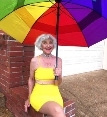 Abuelita de 69 años rompe internet con su peculiar y colorida forma de vestir