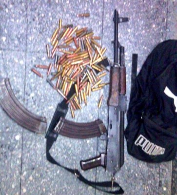 Detienen tres presuntos pandilleros con AK-47