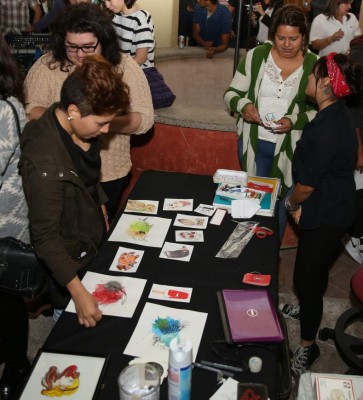 Reunión de artistas en evento 'Mujeres, nuevas historias”