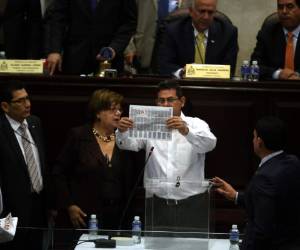El Poder Legislativo dio por cerrada la sesión, después que se presenciara el insólito hecho que la última papeleta en la urna no era un voto, sino una muestra.