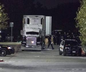 El domingo, 39 migrantes fueron hallados ocultos en un camión sin ventilación en un estacionamiento en San Antonio, en el estado sureño de Texas.