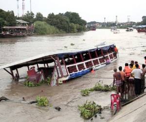 Rescatistas buscan alcanzar el buque cuya popa estaba parcialmente debajo del agua (Foto AP/ El Heraldo Honduras/ Sucesos de Honduras)