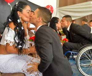Parejas ebesa después de la boda colectiva