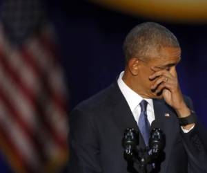 Este fue el momento cuando Barack Obama limpia las lágrimas que derramó al dirigirse a su esposa Michelle durante su último discurso como presidente de Estados Unidos, foto: Agencia AP.