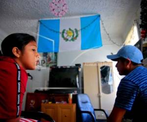 Manuela Adriana, de 11 años, permanece con su padre Manuel Marcelino Tzah, en un apartamento en el sector de Brooklyn, de Nueva York, horas después de que la menor fuera liberada de un centro de detención. Padre e hija, procedentes de Guatemala y que buscan asilo, fueron separados el 15 de mayo después de que cruzaran hacia Texas por la frontera sur.