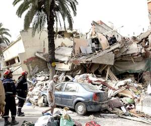 Según varios testigos, cuando el edificio se vino abajo en el barrio de Sbata, el café ubicado en los bajos de éste estaba lleno de gente.
