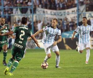 Jean de Palmeiras junto a Cristian Menéndez de Atlético Tucumán en acción por la Copa Libertadores en el Estadio José Fierro en Tucumán, Argentina. AFP PHOTO / Walter Monteros
