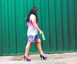 La Unidad Investigativa de EL HERALDO hizo un recorrido por varias casas de masajes y constató como en ellas algunas mujeres vestidas provocativamente están dispuestas a ofrecer servicios “especiales” a sus clientes.