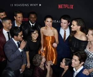 La actriz junto al elenco de la serie '13 razones' que ella produce (Foto: AFP/ El Heraldo Honduras/ Noticias de Honduras)