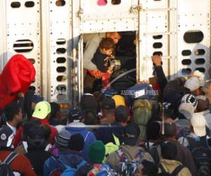 Los migrantes se reunieron temprano en una carretera que sale de la ciudad central de Irapuato para subirse a camiones que los lleven a Guadalajara. (Foto: AP)