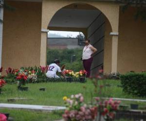 En los cementerios de la capital, la afluencia de personas se incrementa para esta celebración del 2 de noviembre, cada camposanto es abarrotado por familiares que recuerdan a su ser querido en vida. Foto: Efrain Salgado/El Heraldo.