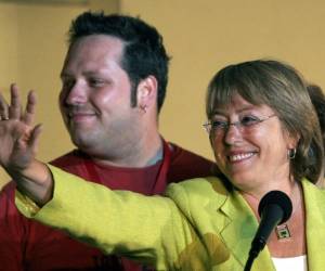 La presidenta de Chile, Michelle Bachelet, junto a su hijo Sebastián Dávalos.