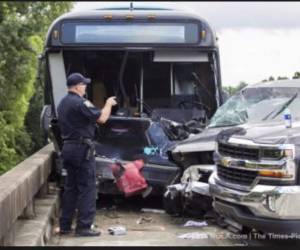 Al parecer un accidente vial era atendido, cuando el autobús que conducía el hondureño golpeó la parte trasera del camión de bomberos, así como otros carros provocando dos muertes (Foto: Yambalaya News).