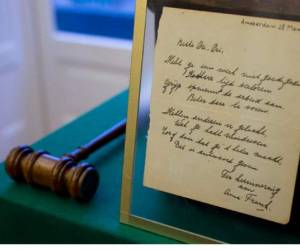 La subasta del poema de Ana Frank tuvo gran éxito al ser subastado (Foto: AP/ El Heraldo Honduras/ Noticias de Honduras)