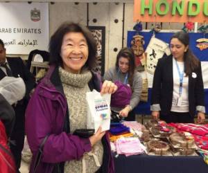 Personas de varios países asistieron al Bazar Internacional de la ONU.