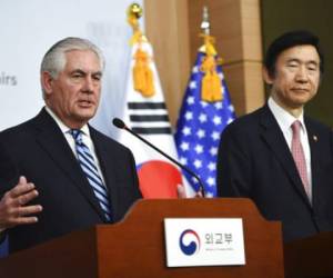 Tillerson esbozó una estrategia más dura frente a la amenaza nuclear norcoreana luego de visitar la frontera con mayor armamento del mundo (Foto: AP/ El Heraldo Honduras/ Noticias de Honduras)