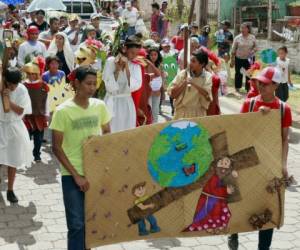 Para este año el mensajes de los infantes durante el viacrucis están relacionados con el cuidado del planeta. Foto: Alejandro Amador/EL HERALDO.