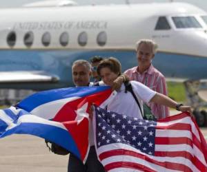 Este permiso de retorno a ciudadanos cubanos que salieron ilegalmente del país, sin embargo, no se aplicará a aquellos que lo hicieron por la base naval estadounidense de Guantánamo, dijo Rodríguez, quien alegó cuestiones de 'seguridad'.