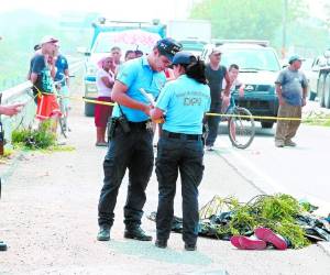 Los restos del joven Anthony Guzmán (13) quedaron junto a la carretera luego de que este se lanzara de la unidad del transporte en marcha.