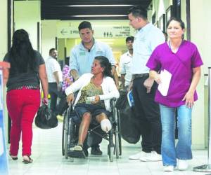 Vicenta Ferrera es una de las pacientes que recibió el apoyo de un integrante de Código Verde. A ella le amputaron el pie y necesita una prótesis y silla de ruedas. Fotos: Johny Magallanes / EL HERALDO.