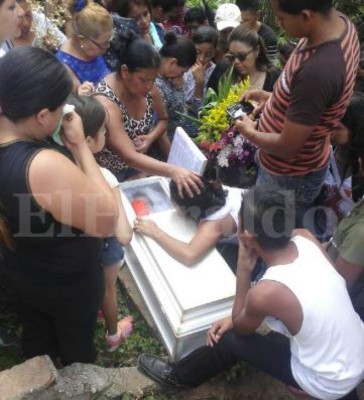 Consternación en entierro de niña que murió asfixiada en El Carrizal