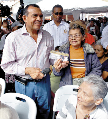 Gobierno entrega bono a adultos mayores