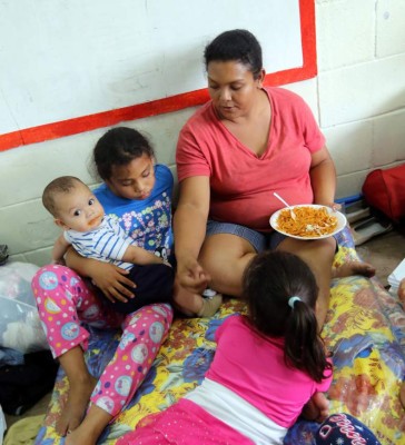'Si tuviéramos a dónde ir no vuelvo”: afectada por lluvias en la capital