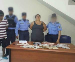 La mujer fue capturada con presunta droga, además con una gran cantidad de dinero.