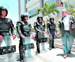 El periodista David Romero sale del Tribunal de Sentencia durante un periodo de receso.