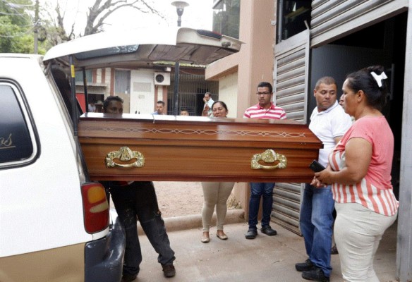 Momento en que los familiares retiran de la morgue capitalina el cadáver de Brayan Moisés Amador, quien la noche del martes fue raptado de la colonia Las Torres.