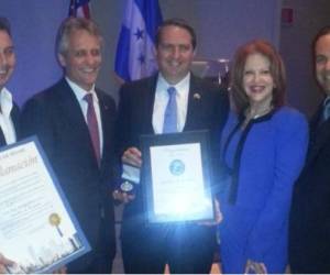 El Alcalde de la Ciudad del Doral, Luigi Boria, hizo entrega de un “Certificado de Apreciación” y una “Medalla de la Ciudad”.